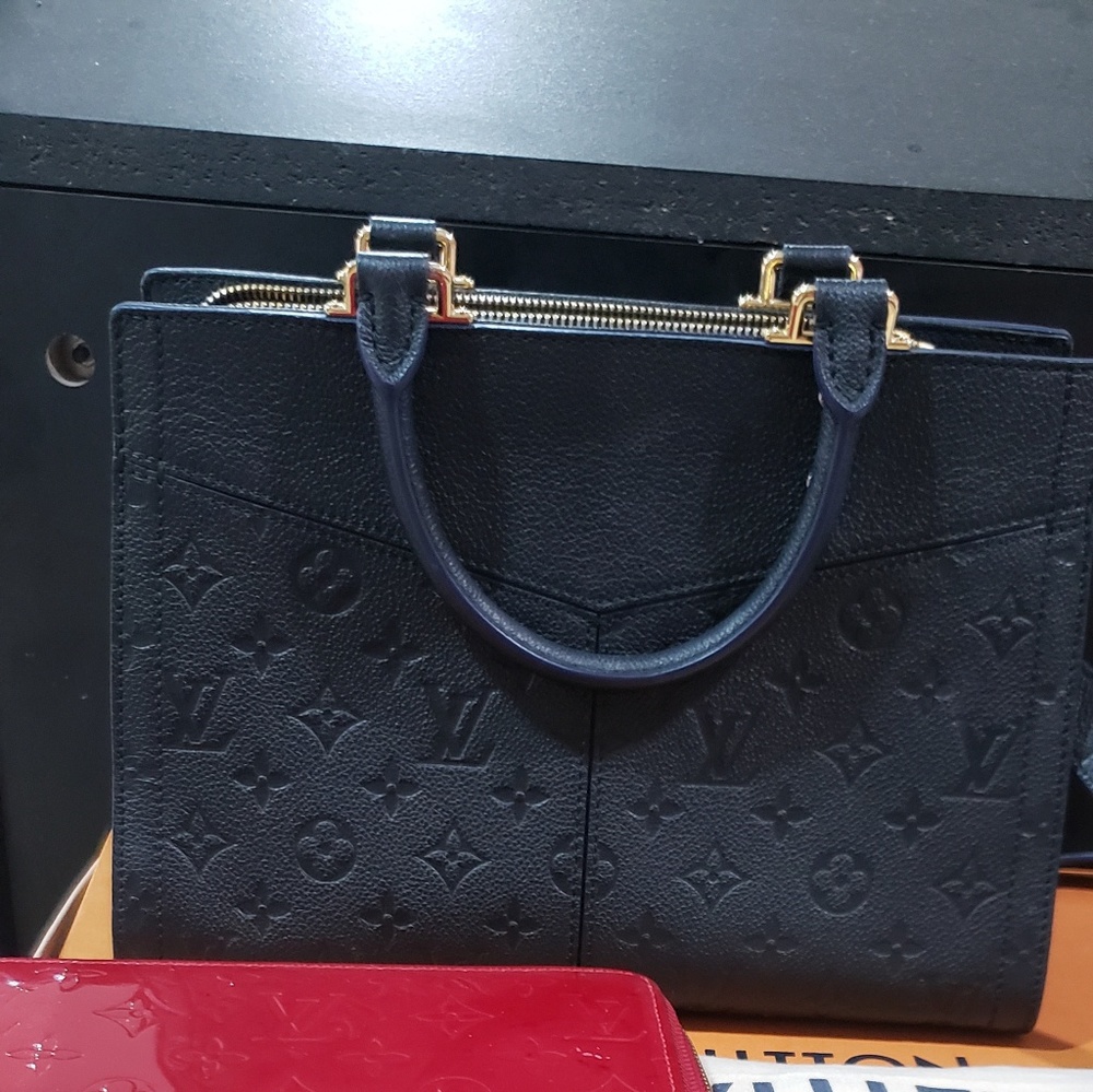 AUTHENTIC Louis Vuitton purse